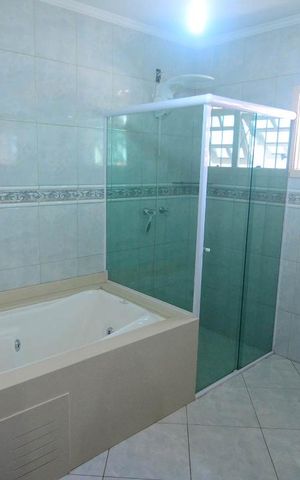 Casa à venda com 250m², 4 quartos e 4 vagasBanheiro suíte
