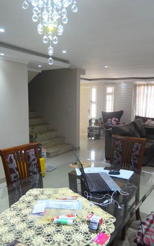 Casa à venda com 250m², 4 quartos e 4 vagasSala