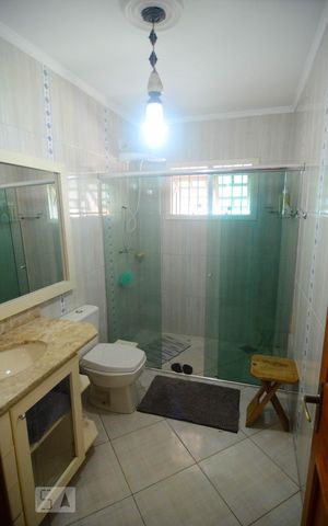 Casa à venda com 250m², 4 quartos e 4 vagasBanheiro social