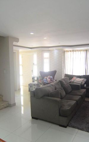 Casa à venda com 250m², 4 quartos e 4 vagasSala