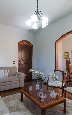 Casa à venda com 360m², 4 quartos e 4 vagasSala