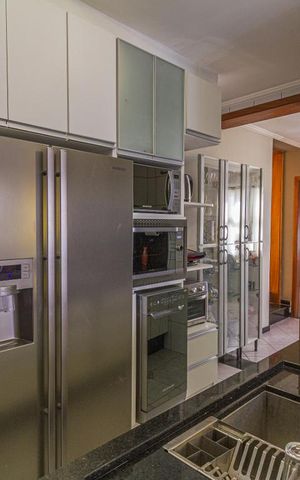 Casa à venda com 267m², 4 quartos e 2 vagas Casa à venda com 267m², 4 quartos e 2 vagasCozinha