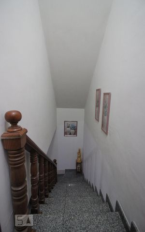 Casa à venda com 90m², 2 quartos e 1 vagaEscada