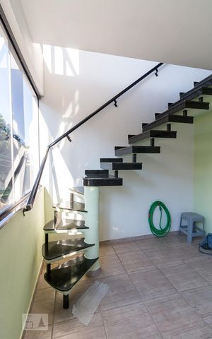 Casa à venda com 230m², 2 quartos e 1 vagaEscadas para o terraço