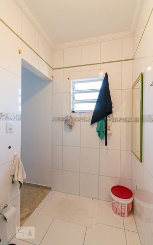 Casa à venda com 230m², 2 quartos e 1 vagaBanheiro quarto 2 suíte