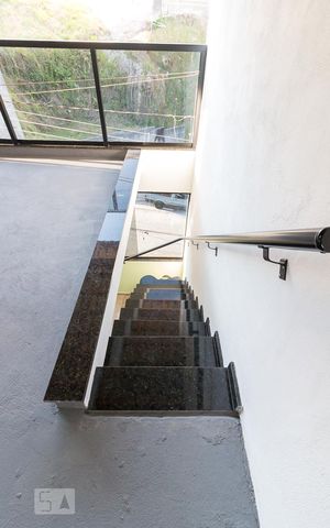 Casa à venda com 230m², 2 quartos e 1 vagaEscadas para o terraço