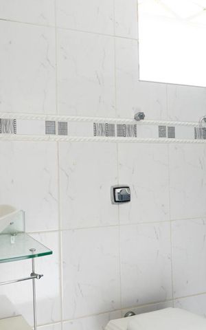 Casa à venda com 380m², 4 quartos e 6 vagas Casa à venda com 380m², 4 quartos e 6 vagasBanheiro 1