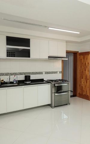 Casa à venda com 380m², 4 quartos e 8 vagas Casa à venda com 380m², 4 quartos e 8 vagasCozinha