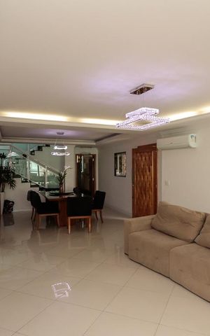 Casa à venda com 380m², 4 quartos e 8 vagas Casa à venda com 380m², 4 quartos e 8 vagasSala