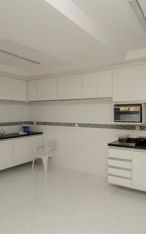 Casa à venda com 380m², 4 quartos e 8 vagas Casa à venda com 380m², 4 quartos e 8 vagasCozinha