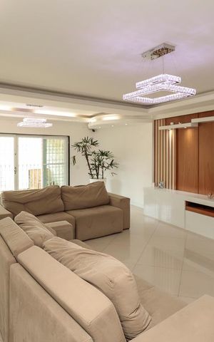 Casa à venda com 380m², 4 quartos e 8 vagas Casa à venda com 380m², 4 quartos e 8 vagasSala