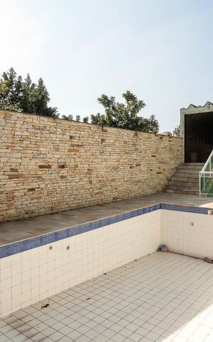 Casa à venda com 380m², 4 quartos e 8 vagas Casa à venda com 380m², 4 quartos e 8 vagasPiscina