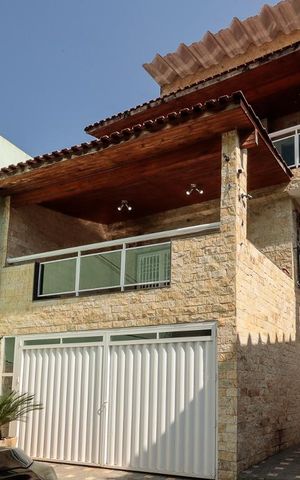 Casa à venda com 380m², 4 quartos e 8 vagas Casa à venda com 380m², 4 quartos e 8 vagasFachada
