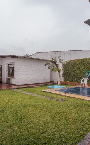 Casa à venda com 329m², 4 quartos e 3 vagas Casa à venda com 329m², 4 quartos e 3 vagasPátio