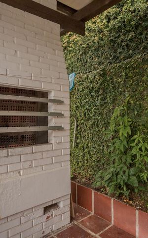Casa à venda com 329m², 4 quartos e 3 vagas Casa à venda com 329m², 4 quartos e 3 vagasÁrea de Churrasco