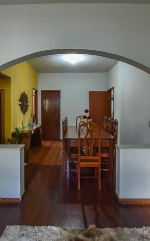 Casa à venda com 300m², 9 quartos e 4 vagasSala