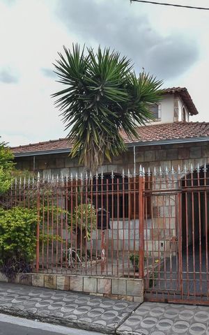 Casa à venda com 300m², 9 quartos e 4 vagasFachada