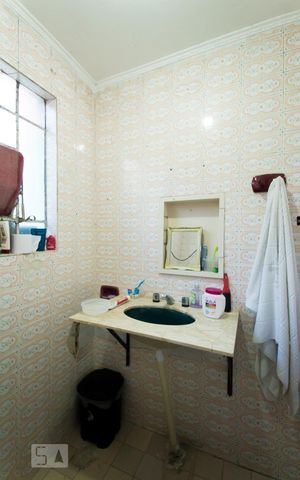 Casa à venda com 250m², 3 quartos e 2 vagasEdícula - Banheiro 