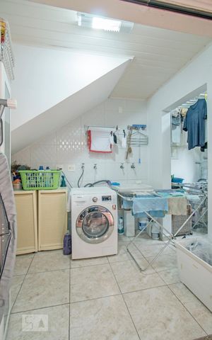 Casa à venda com 220m², 3 quartos e 2 vagas Casa à venda com 220m², 3 quartos e 2 vagasLavanderia