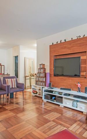 Casa à venda com 220m², 3 quartos e 2 vagas Casa à venda com 220m², 3 quartos e 2 vagasSala