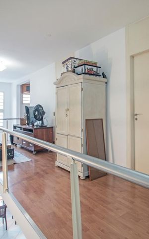 Casa à venda com 220m², 3 quartos e 2 vagas Casa à venda com 220m², 3 quartos e 2 vagasHall da Escada