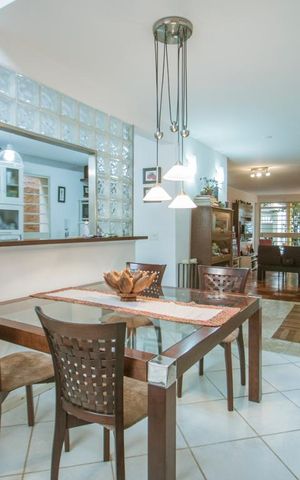 Casa à venda com 220m², 3 quartos e 2 vagas Casa à venda com 220m², 3 quartos e 2 vagasSala de Jantar e Cozinha