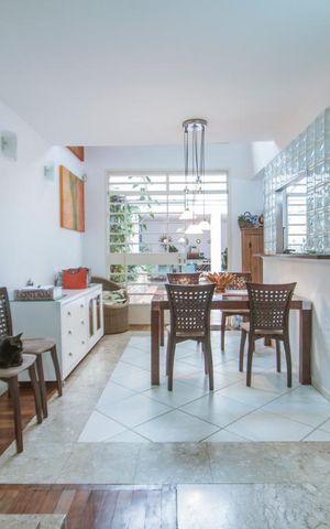 Casa à venda com 220m², 3 quartos e 2 vagas Casa à venda com 220m², 3 quartos e 2 vagasSala de Jantar