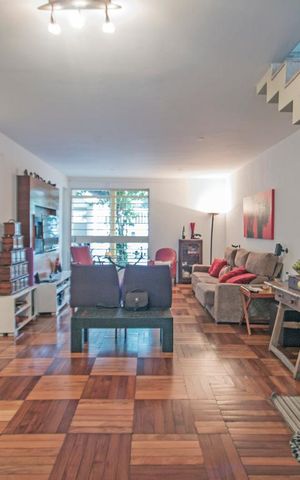 Casa à venda com 220m², 3 quartos e 2 vagas Casa à venda com 220m², 3 quartos e 2 vagasSala