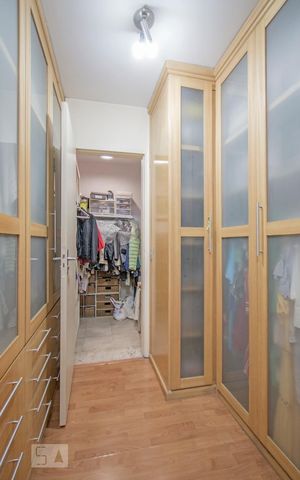Casa à venda com 220m², 3 quartos e 2 vagas Casa à venda com 220m², 3 quartos e 2 vagasCloset da Suite