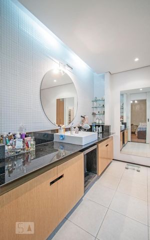 Casa à venda com 220m², 3 quartos e 2 vagas Casa à venda com 220m², 3 quartos e 2 vagasBanheiro da Suite
