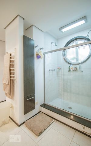 Casa à venda com 220m², 3 quartos e 2 vagas Casa à venda com 220m², 3 quartos e 2 vagasBanheiro da Suite