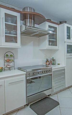 Casa à venda com 220m², 3 quartos e 2 vagas Casa à venda com 220m², 3 quartos e 2 vagasCozinha