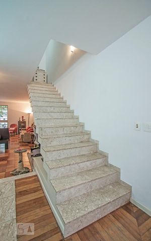 Casa à venda com 220m², 3 quartos e 2 vagas Casa à venda com 220m², 3 quartos e 2 vagasEscada
