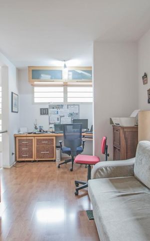 Casa à venda com 220m², 3 quartos e 2 vagas Casa à venda com 220m², 3 quartos e 2 vagasEscritório