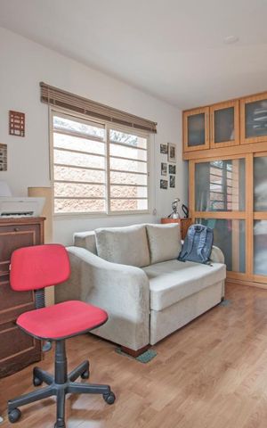 Casa à venda com 220m², 3 quartos e 2 vagas Casa à venda com 220m², 3 quartos e 2 vagasEscritório