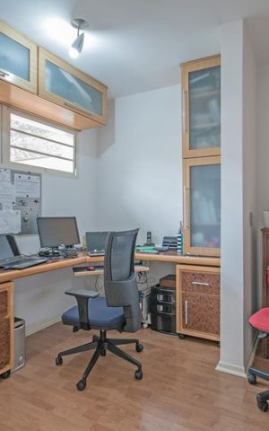 Casa à venda com 220m², 3 quartos e 2 vagas Casa à venda com 220m², 3 quartos e 2 vagasEscritório