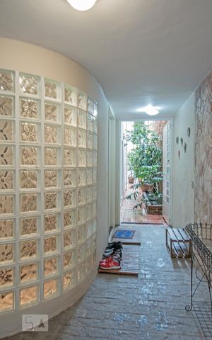 Casa à venda com 220m², 3 quartos e 2 vagas Casa à venda com 220m², 3 quartos e 2 vagasHall de Entrada Externo