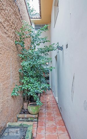 Casa à venda com 220m², 3 quartos e 2 vagas Casa à venda com 220m², 3 quartos e 2 vagasCorredor de Serviço