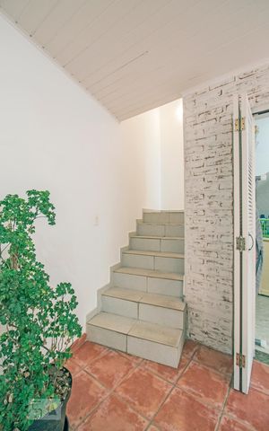 Casa à venda com 220m², 3 quartos e 2 vagas Casa à venda com 220m², 3 quartos e 2 vagasEscada do Anexo