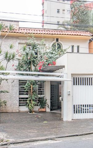 Casa à venda com 220m², 3 quartos e 2 vagas Casa à venda com 220m², 3 quartos e 2 vagasFachada