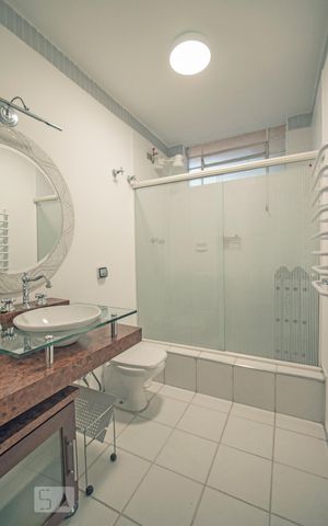 Casa à venda com 220m², 3 quartos e 2 vagas Casa à venda com 220m², 3 quartos e 2 vagasBanheiro