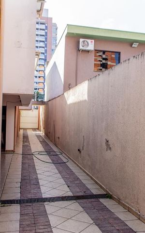 Casa à venda com 500m², 5 quartos e 11 vagas Casa à venda com 500m², 5 quartos e 11 vagasCorredor da Garagem