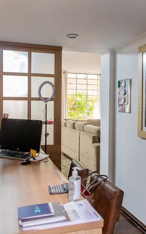 Casa à venda com 500m², 5 quartos e 11 vagas Casa à venda com 500m², 5 quartos e 11 vagasEscritório