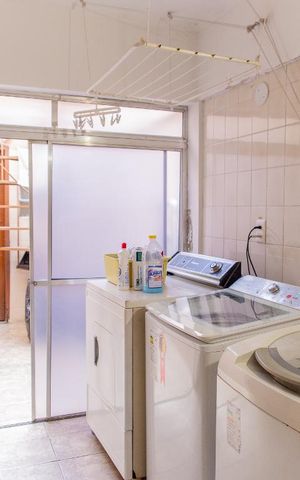 Casa à venda com 500m², 5 quartos e 11 vagas Casa à venda com 500m², 5 quartos e 11 vagasÁrea de Serviço