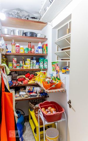 Casa à venda com 500m², 5 quartos e 11 vagas Casa à venda com 500m², 5 quartos e 11 vagasDispensa da Cozinha