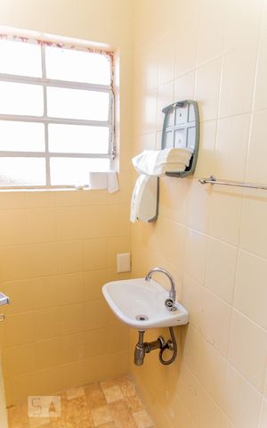 Casa à venda com 500m², 5 quartos e 11 vagas Casa à venda com 500m², 5 quartos e 11 vagasBanheiro da Área Gourmet