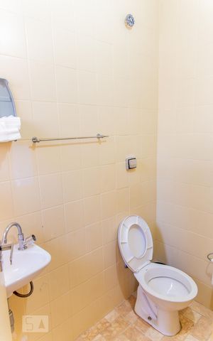 Casa à venda com 500m², 5 quartos e 11 vagas Casa à venda com 500m², 5 quartos e 11 vagasBanheiro da Área Gourmet
