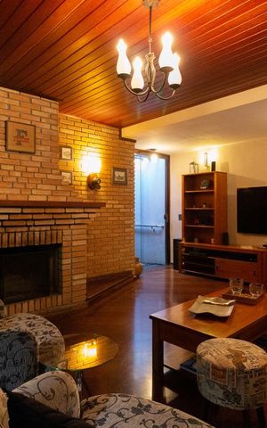 Casa à venda com 239m², 3 quartos e 5 vagas Casa à venda com 239m², 3 quartos e 5 vagasSala