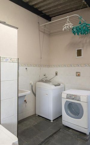Casa à venda com 239m², 3 quartos e 5 vagas Casa à venda com 239m², 3 quartos e 5 vagasÁrea de Serviço