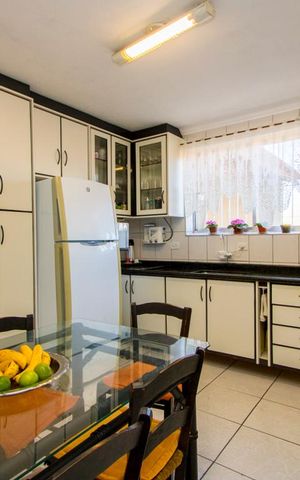 Casa à venda com 180m², 3 quartos e 2 vagas Casa à venda com 180m², 3 quartos e 2 vagasCozinha